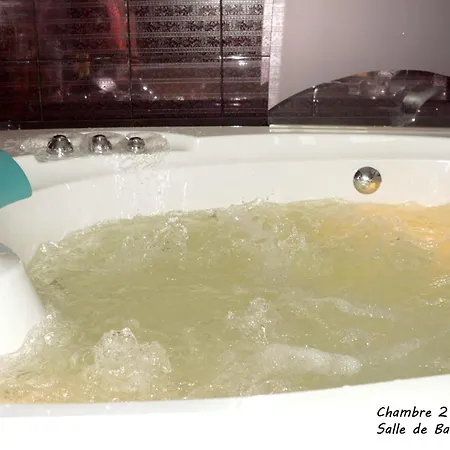 Chambres D Hotes Jacuzzi Bed & Breakfast